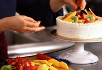 Giải đáp câu hỏi học làm bánh kem có khó không cho bạn trẻ Giải đáp câu hỏi học làm bánh kem có khó không cho bạn trẻ